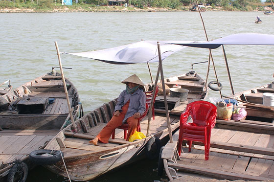 HOI AN - Barche ormeggiate sulle rive del Thu Bon River di fronte a D Bach Dang