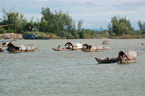 HOI AN - Dal lungofiume si osservano le barchette di pescatori sul fiume Thu Bon 