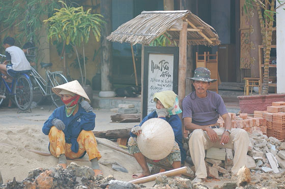 HOI AN - Lavoratrici in relax tra la polvere dei lavori stradali