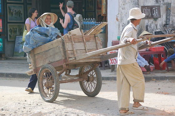 HOI AN - La vita quotidiana e il duro lavoro delle donne vietnamite