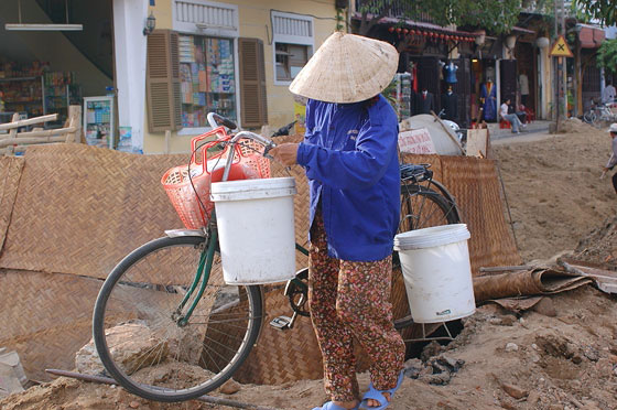 HOI AN - L'attraversamento della bicicletta tra la terra dei cantieri stradali 