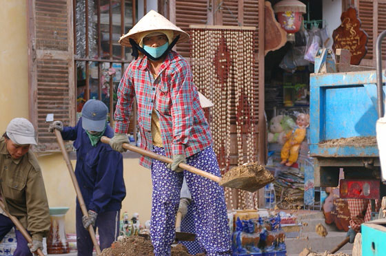 HOI AN - Donna al lavoro nel cantiere stradale nei pressi del Museo della Cultura di Sa Huynh