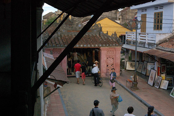 HOI AN - Il ponte giapponese visto dalla Vecchia casa di Phung Hung