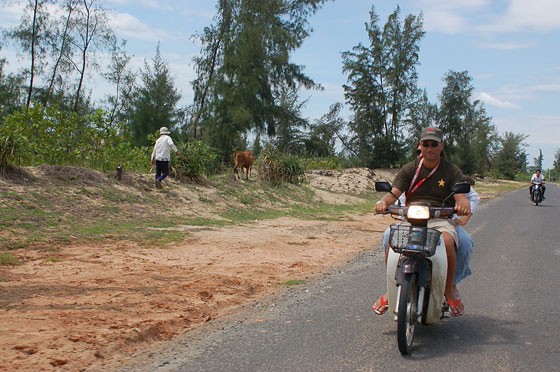 VIETNAM CENTRALE - Verso le Marble Mountains: Marco e Simona con il loro scooter
