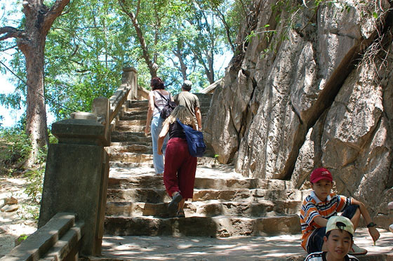 MARBLE MOUNTAINS - Uff... che fatica la ripida gradonata in salita!