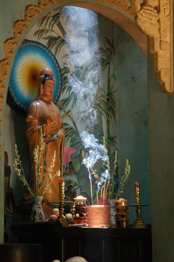 MARBLE MOUNTAINS - Tam Thai Pagoda: la luce solare illumina la statua di Quan'Am, la Dea della Misericordia