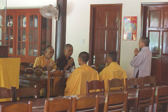 MONTAGNE DI MARMO - Tam Thai Pagoda: i monaci assorti nella preghiera prima di consumare il cibo quotidiano