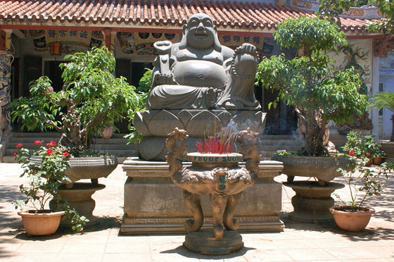 MONTAGNE DI MARMO - Tam Thai Pagoda: Buddha felice Maitreya