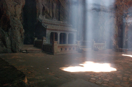 MONTAGNE DI MARMO - Dong Huyen Khong: il fascio di luce che illumina l'interno della grotta