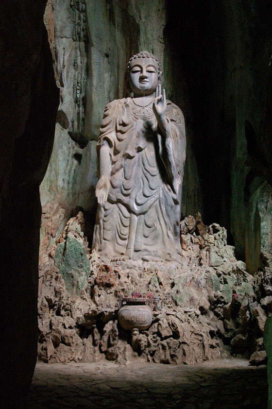 MONTAGNE DI MARMO - Grotte Dong Tang Chon: Abhaya mudra, il Buddha in piedi