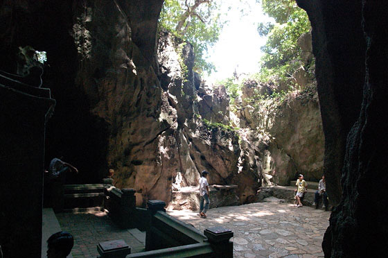 MONTAGNE DI MARMO - Dong Tang Chon: il santuario all'interno di una cavità naturale