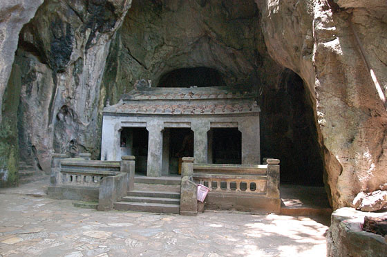 MARBLE MOUNTAINS - Dong Tang Chon: testimonianze di buddhismo, induismo e confucianesimo