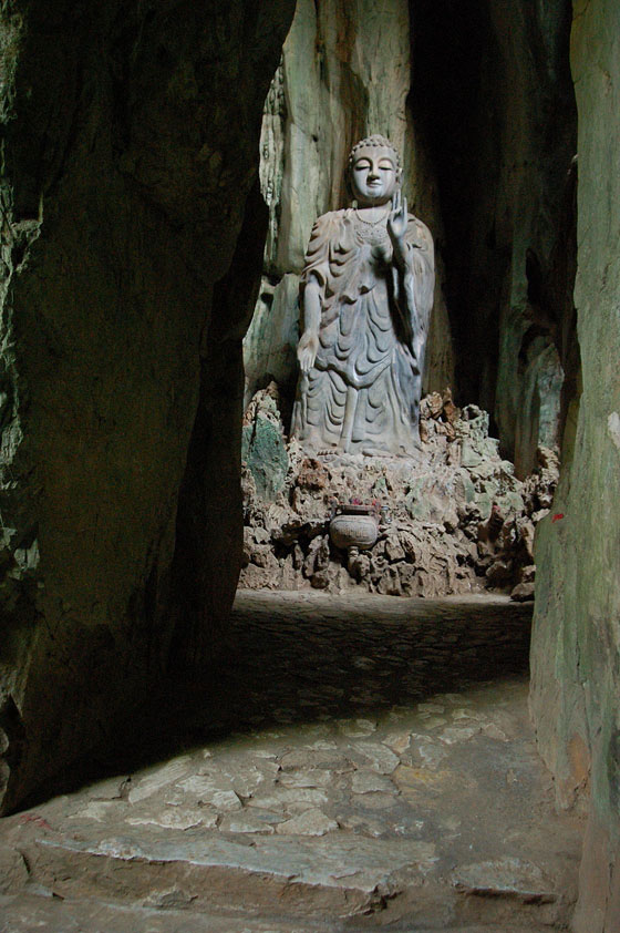MONTAGNE DI MARMO - Dong Tang Chon: il Buddha in piedi con una mano alzata simboleggia la rassicurazione