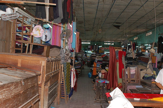 HOI AN - Il mercato dell'abbiagliamento in D Tran Phu