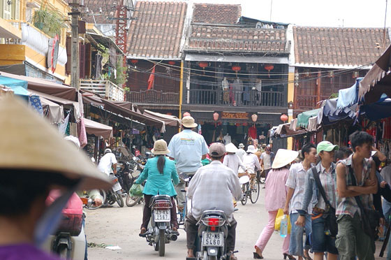 VIETNAM CENTRALE - Il mercato di Hoi An 