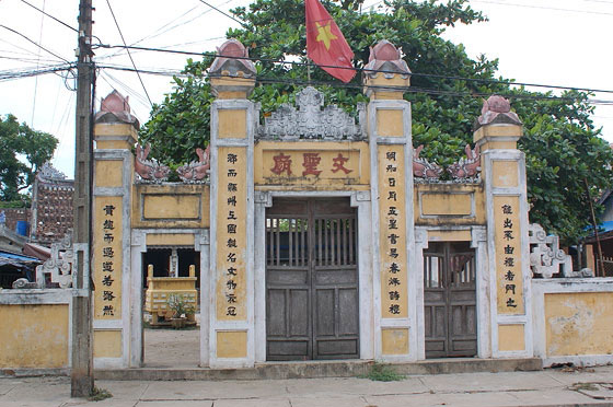 HOI AN - La porta di accesso al piccolo tempietto