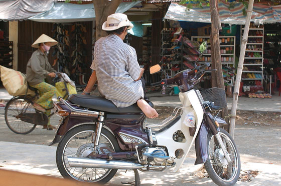 HOI AN - Camminando per le strade della Città Vecchia incontriamo l'autista che ci ha portato alle Montagne di Marmo: è in comoda attesa