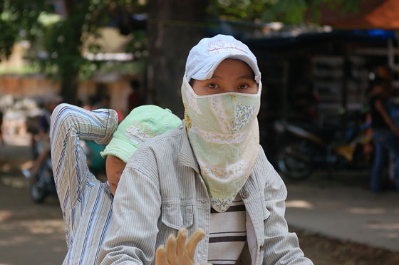 HOI AN - Ancora donne alla guida di scooter con mascherine antipolvere