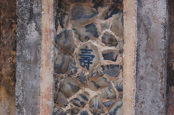 HUE' - Un grazioso particolare della balaustra del belvedere della Porta Ngo Mon