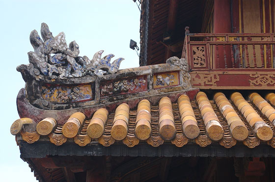 HUE' - La Città Imperiale - particolare del tetto della Porta Ngo Mon coperto da piastrelle gialle