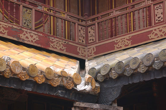 VIETNAM CENTRALE - Particolare del tetto della Porta Ngo Mon (Huè, La Città Imperiale)