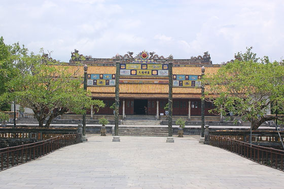 HUE', CITTA' IMPERIALE - Il Palazzo dell'Armonia Suprema visto dal Ponte Trung Dao