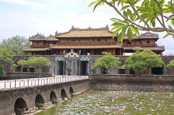 HUE', LA CITTA' IMPERIALE - La Porta Ngo Mon vista dal Palazzo di Thai Hoa