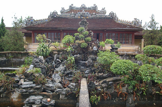 HUE' - Biblioteca reale: la roccia e lo specchio d'acqua sono elementi capaci di creare armonia secondo i principi del Feng Shui 