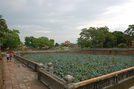 HUE' - Il grande stagno a lato della Biblioteca Reale