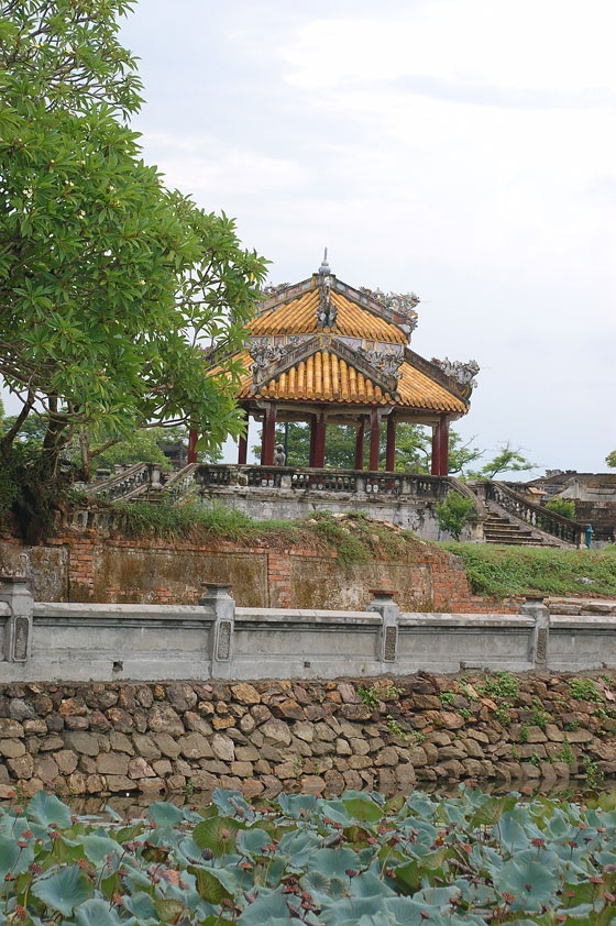 HUE' - Un padiglione oltre lo stagno nei pressi della Biblioteca Reale 