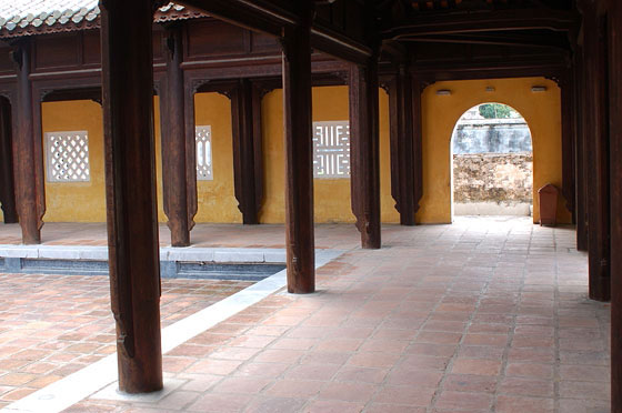 HUE' - Il portico con colonne lignee che delimita il cortile della Residenza di Dien Tho