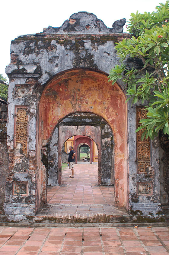HUE' - Le bellissime porte, le mura e le mattonelle bat trang dei pavimenti esterni del complesso del Tempio di The To Mieu 