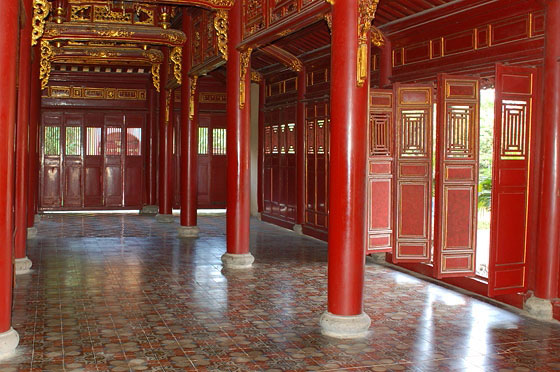HUE' - Tempio di The To Mieu - l'interno in legno coperto di lacca rossa