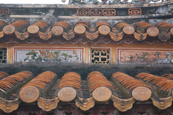 HUE' - La Città Imperiale: particolare della copertura di un padiglione del Tempio di The To Mieu 