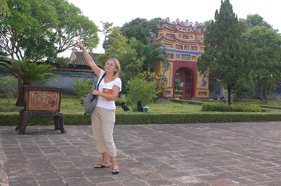HUE' - Tempio di The To Mieu: io sto indicando a Francesco qualcosa da fotografare ...vedi foto successiva