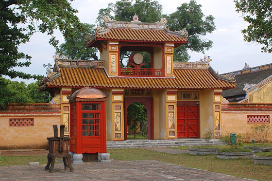 HUE' - Tempio di The To Mieu: porta di accesso al cortile del Padiglione Hien Lam