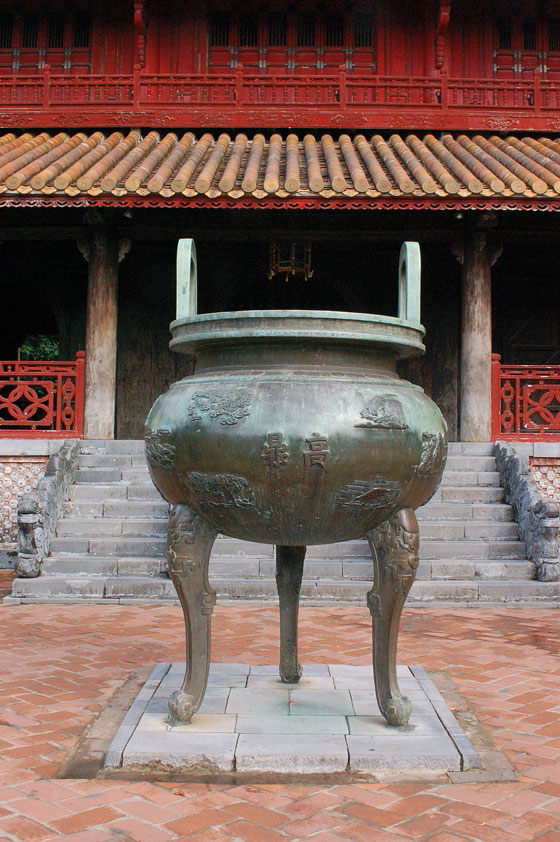 HUE' - Imperial City - Cuu Dinh (Nine Dynastic Urns)
