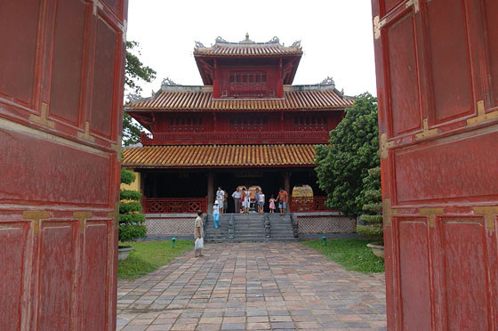 HUE' - Città Imperiale - il Padiglione Hien Lam visto da una porta di accesso al complesso di The Mieu
