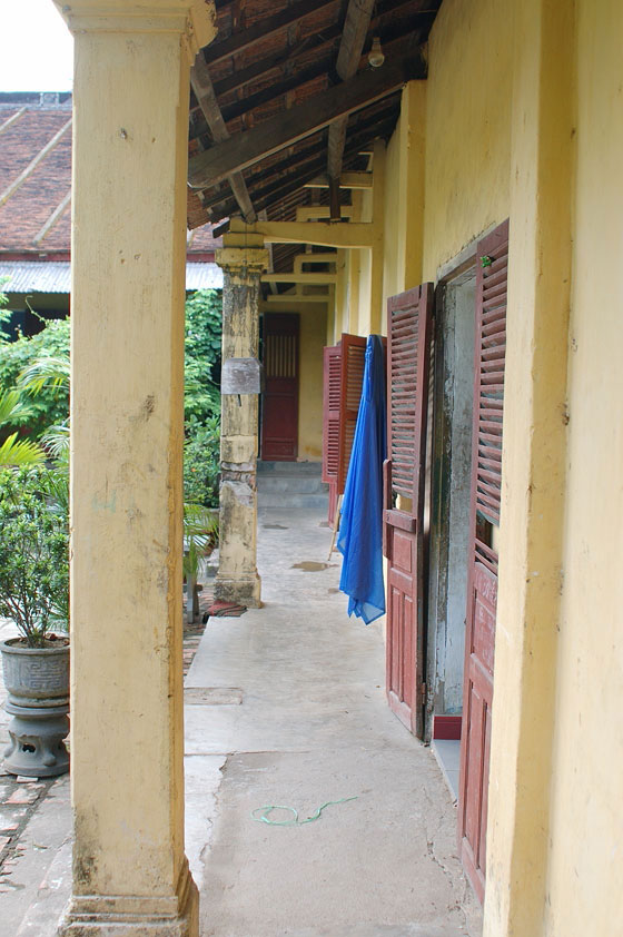 HUE' - Pagoda Nazionale di Dieu De: il portico su cui si aprono gli ambienti di vita dei monaci 