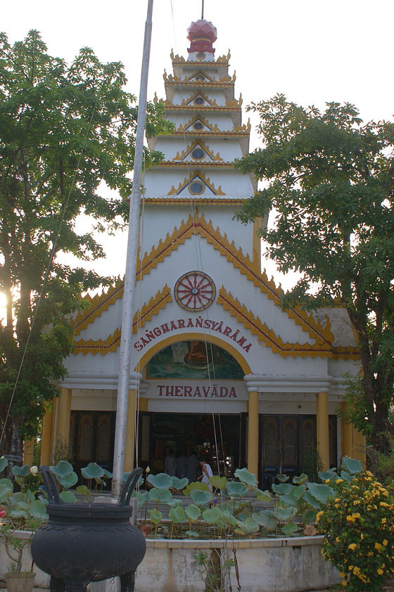 HUE' - Pagoda di Tang Quang -  facciata: <em>luce che viene da Buddha</em> 