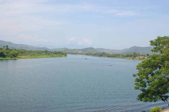 HUE' - Splendida vista sul Fiume dei Profumi dalla Pagoda di Thien Mu 