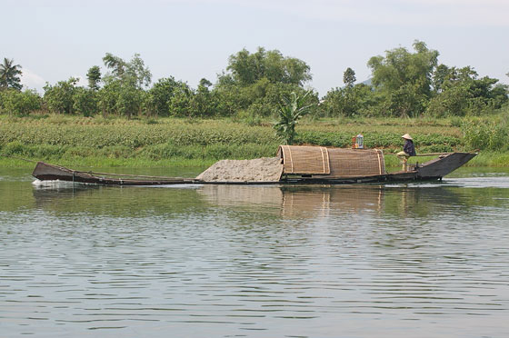 VIETNAM CENTRALE - Dintorni di Hué: la crociera sui dragoni lungo il suggestivo Fiume dei Profumi per visitare le maestose tombe imperiali