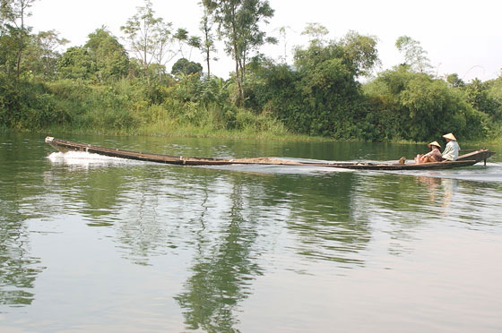 VIETNAM CENTRALE - Il lento procedere sul Fiume dei Profumi