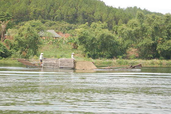 CROCIERA SUL FIUME DEI PROFUMI - La vita sul fiume reso famoso dalla triste offensiva del 1968