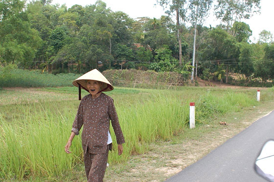 VIETNAM CENTRALE - Verso Vung Hill: un'allegra 