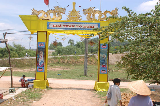 DINTORNI DI HUE' - L'ingresso a Vung Hill appena oltrepassato