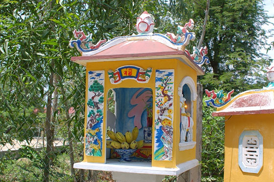 VIETNAM CENTRALE - Vung Hill: oltrepassato l'accesso offerte votive