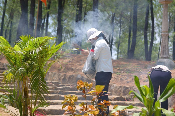 VIETNAM CENTRALE - Incenso, doni e preghiere lungo il pellegrinaggio verso Quan Am