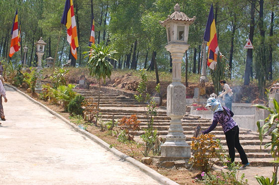 VIETNAM CENTRALE - Vung Hill: durante la salita osserviamo i vietnamiti intenti a pregare ed offrire doni e incenso a Quan Am