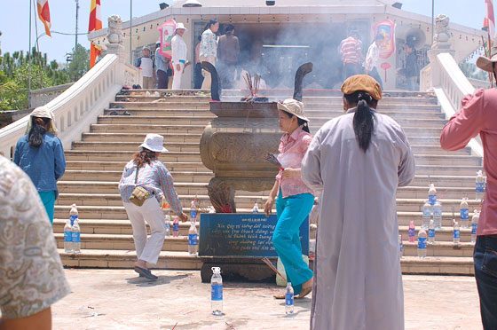 VUNG HILL - La statua della Dea ospita ai suoi piedi una sala per le preghiere